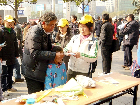 国产自拍在线观看
大学生志愿者为市民讲解服务