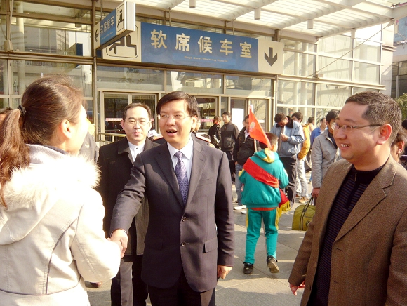 华东理工大学团委书记宋来陪同共青团上海市委副书记陈凯慰问国产自拍在线观看
志愿者